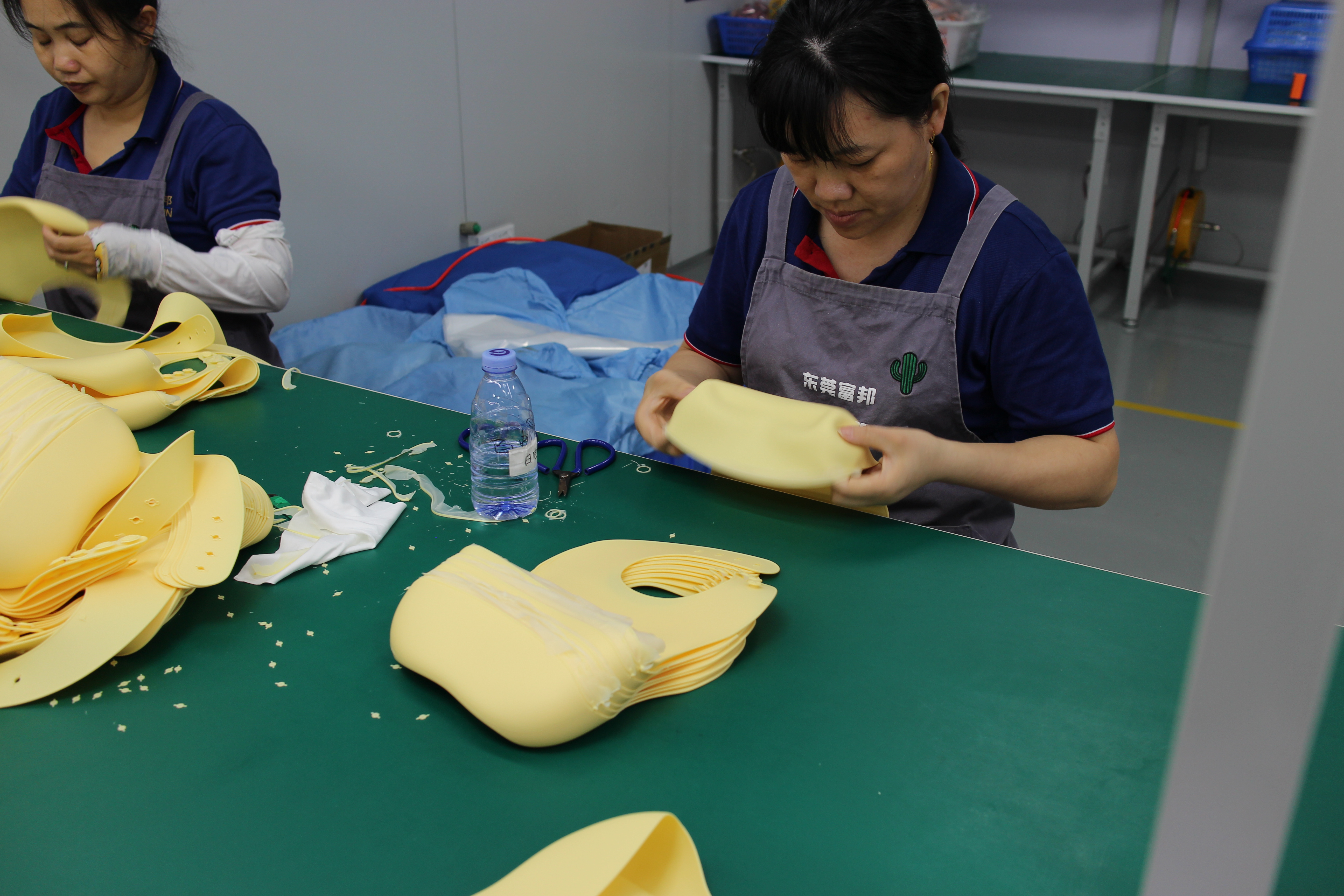 The molding team on the Fubon production line is working hard to produce